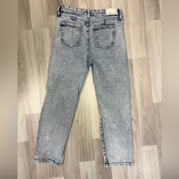 Kendall and Kylie jeans stonewashed the icon straight - Picture 2 of 4